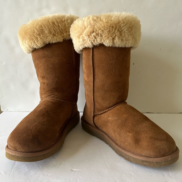 Preowned women Ugg boots size 9 
Ugg S/N 5815 - Picture 3 of 11